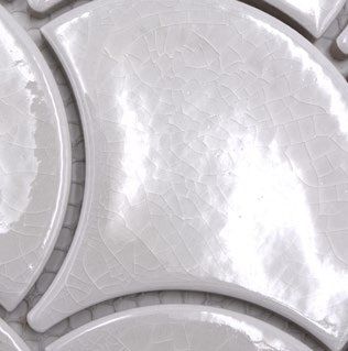 Royal 3058 repesztett felületű fényes szürkés-fehér legyező-halpikkely mozaik